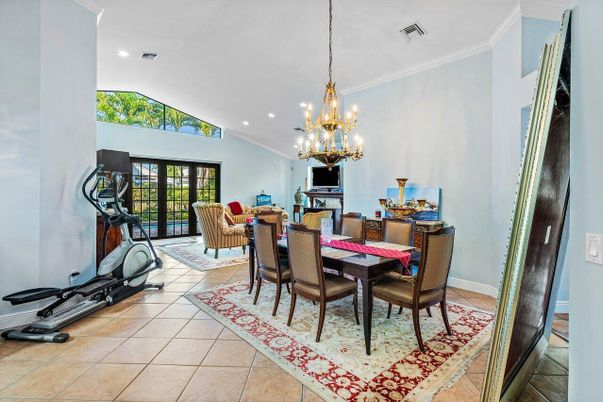 Chandelier, Dining room, Fitness Equipment, Interior, Recessed Lighting