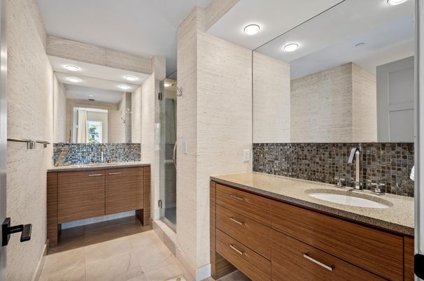 Bathroom, Dual Sink Vanities, Interior, Recessed Lighting