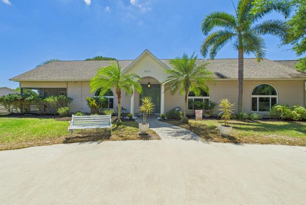 Exterior, Facade, Ranch
