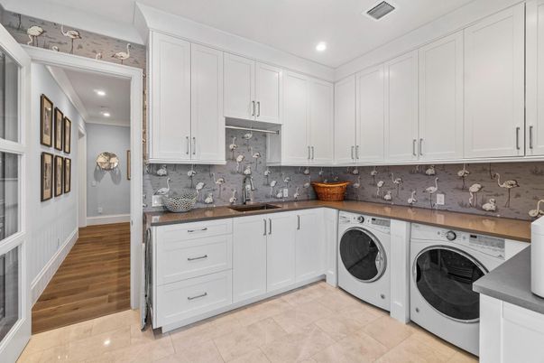 Interior, Recessed Lighting, Washer, Wood Texture Flooring