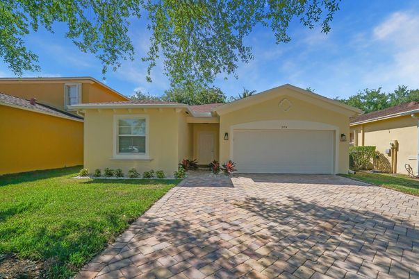 Attached, Exterior, Facade, Ranch