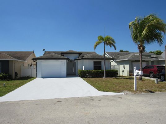 Attached, Exterior, Facade, Ranch