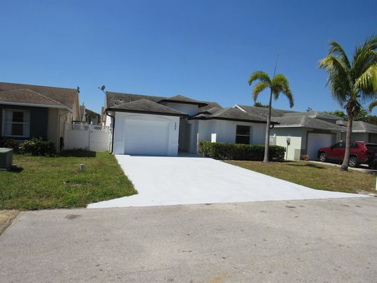 Attached, Exterior, Facade, Ranch