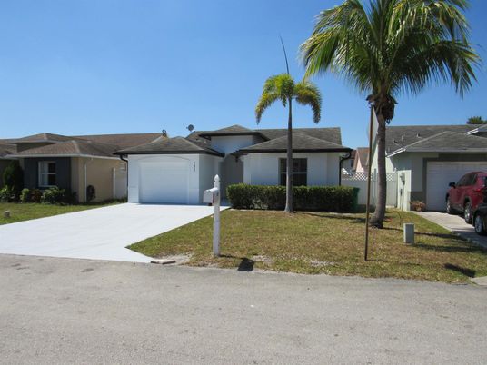 Attached, Exterior, Facade, Ranch