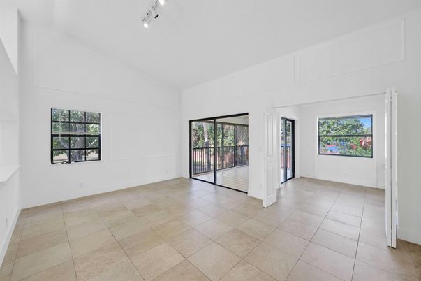 Empty room, Interior