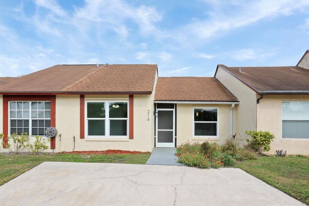 Exterior, Facade, Ranch