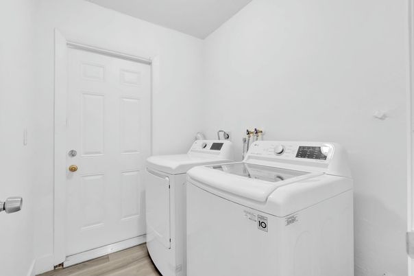 Interior, Washer, Wood Texture Flooring