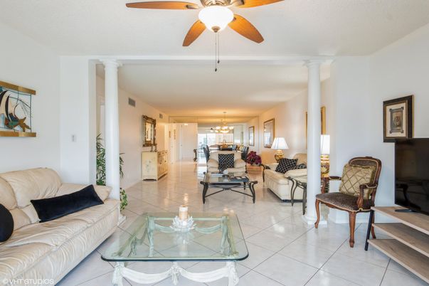 Chandelier, Dining room, Interior, Living room