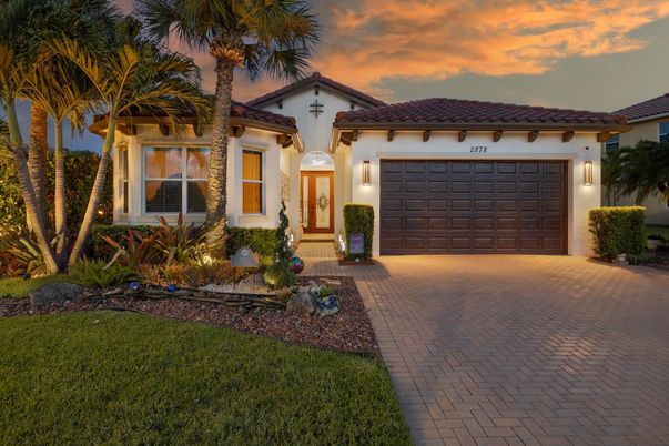 Attached, Exterior, Facade, Mediterranean