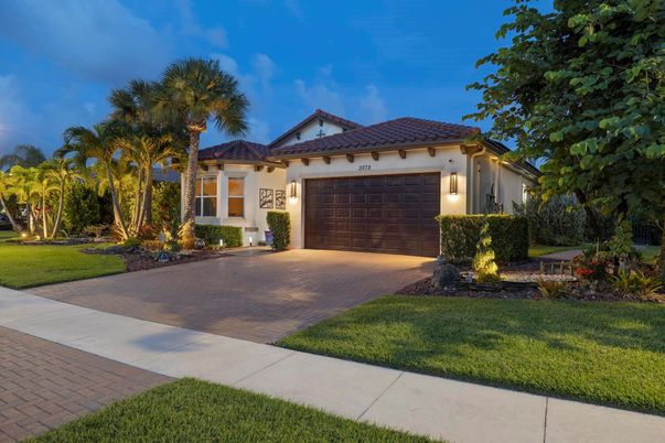Attached, Exterior, Facade, Mediterranean