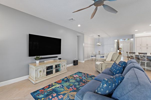 Chandelier, Dining room, Interior, Living room, Recessed Lighting
