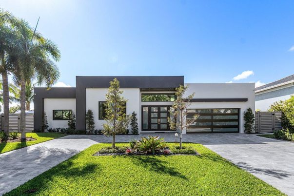 Attached, Backyard, Exterior, Facade, Modern