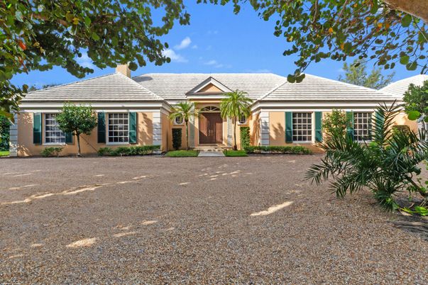 Exterior, Facade, Ranch