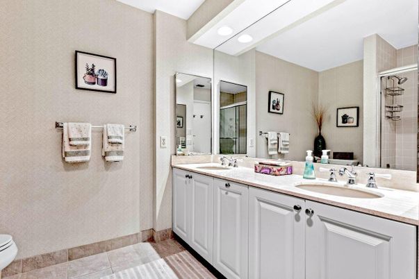 Bathroom, Dual Sink Vanities, Interior, Recessed Lighting