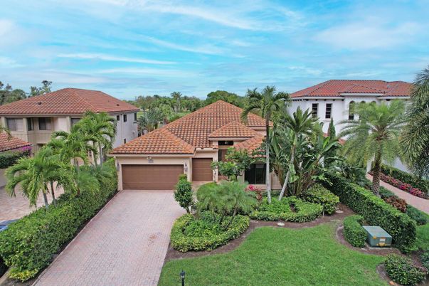 Attached, Exterior, Facade, Mediterranean