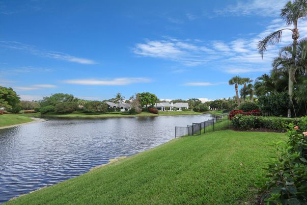 Exterior, Lake