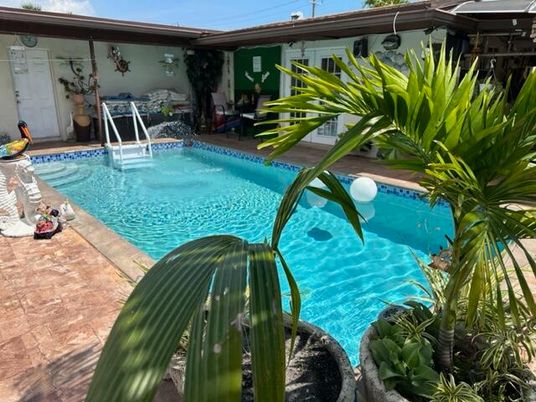 Exterior, Pool