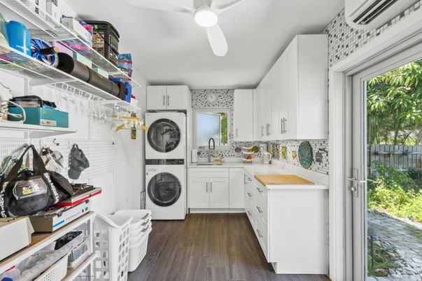 Interior, Kitchen, Washer, Wood Texture Flooring