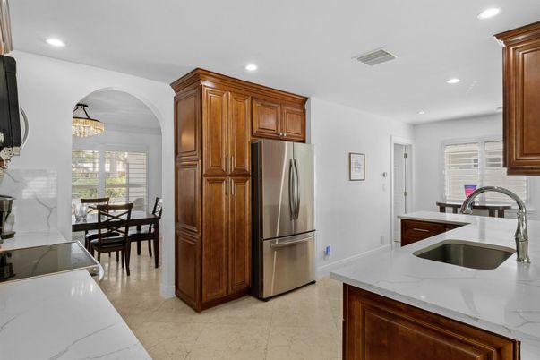 Chandelier, Dining room, Interior, Kitchen, Recessed Lighting, Stainless Steel Appliances