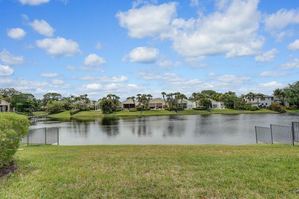 Exterior, Lake