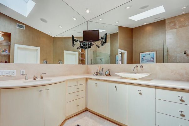 Bathroom, Dual Sink Vanities, Interior, Recessed Lighting