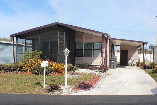 Exterior, Facade, Modern