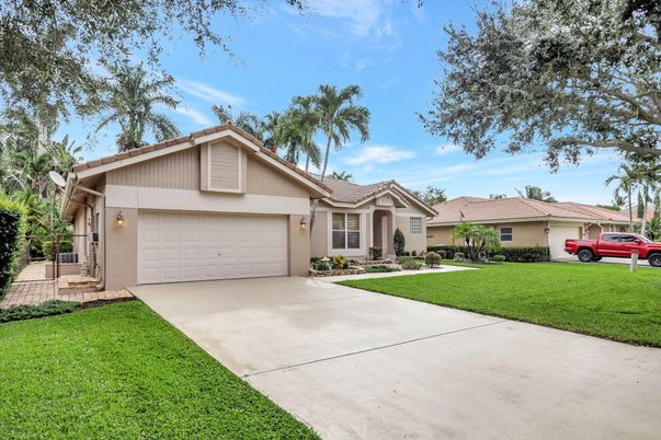 Attached, Exterior, Facade, Ranch