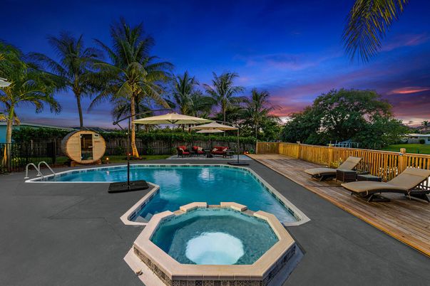 Exterior, Pool