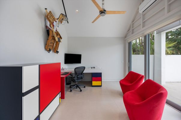 Home Office, Interior