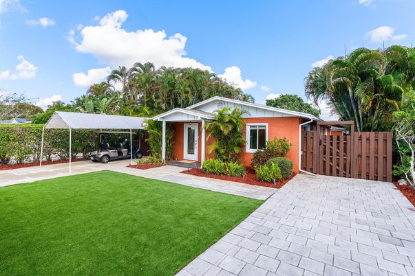 Backyard, Exterior, Facade, Ranch