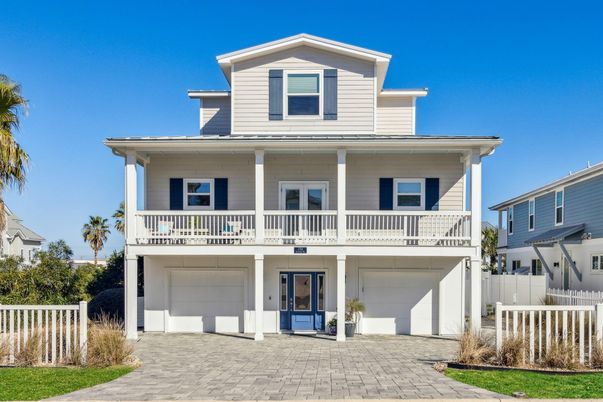 Attached, Exterior, Facade, American Foursquare
