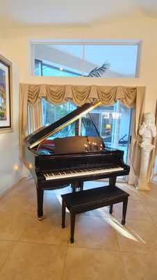 Interior, Piano
