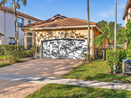 Attached, Exterior, Facade, Mediterranean