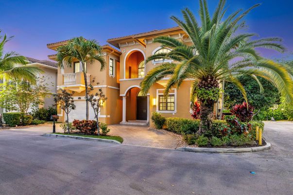Attached, Exterior, Facade, Mediterranean