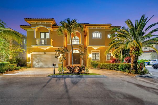Attached, Exterior, Facade, Mediterranean