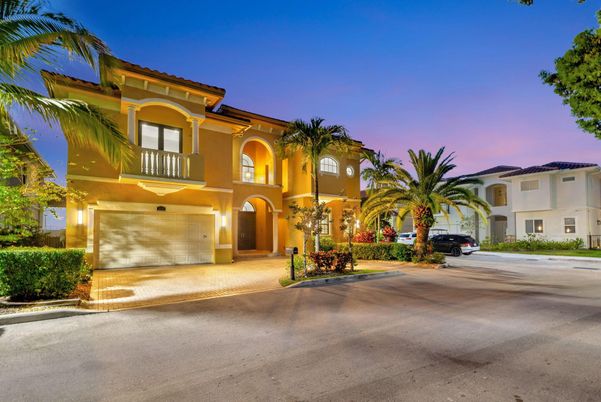 Attached, Exterior, Facade, Mediterranean