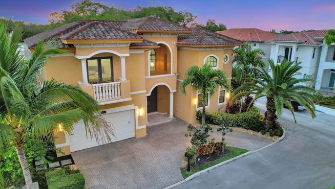 Attached, Exterior, Facade, Mediterranean