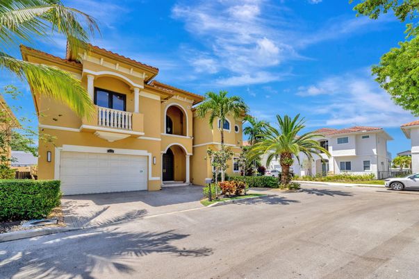 Attached, Exterior, Facade, Mediterranean