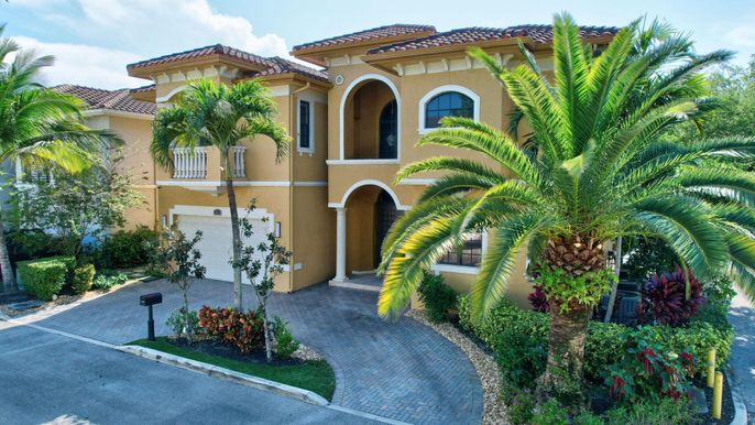 Attached, Exterior, Facade, Mediterranean