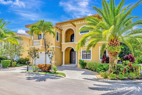 Attached, Exterior, Facade, Mediterranean