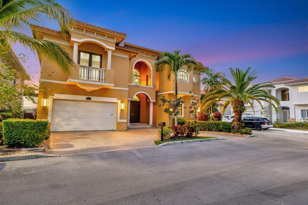 Attached, Exterior, Facade, Mediterranean