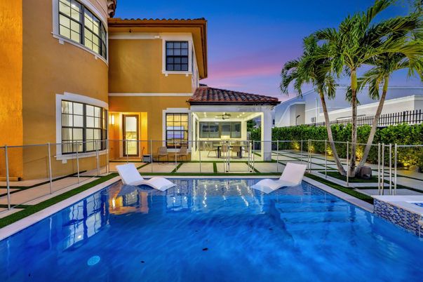 Exterior, Pool