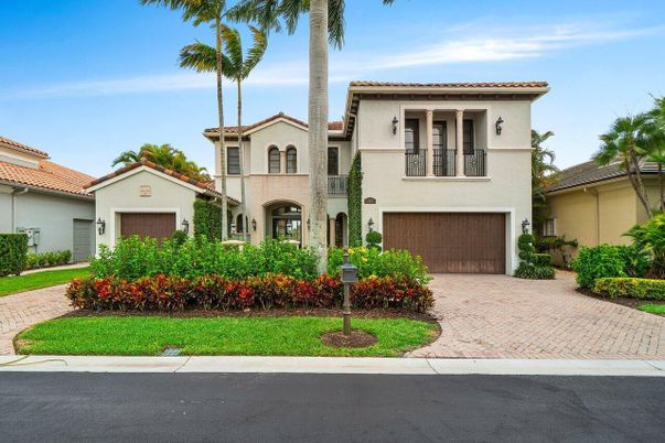 Attached, Exterior, Facade, Mediterranean
