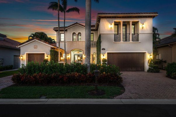Attached, Exterior, Facade, Mediterranean