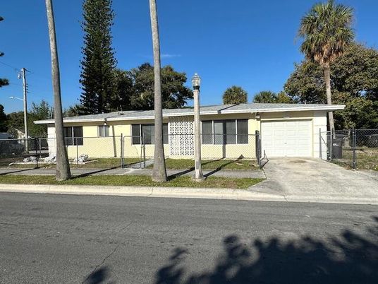 Attached, Exterior, Facade, Ranch