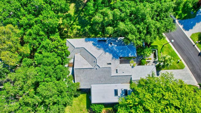 Exterior, Drone