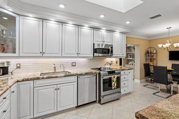 Chandelier, Dining room, Interior, Kitchen, Recessed Lighting, Stainless Steel Appliances