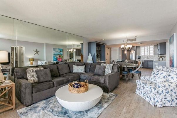 Chandelier, Dining room, Interior, Living room, Pendant Lights, Wood Texture Flooring