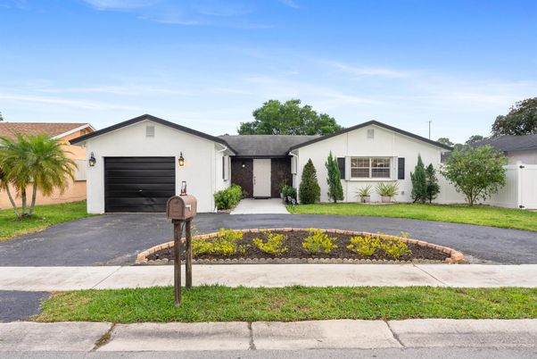 Attached, Exterior, Facade, Ranch
