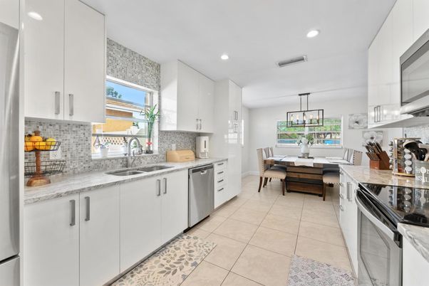 Dining room, Interior, Kitchen, Pendant Lights, Recessed Lighting, Stainless Steel Appliances
